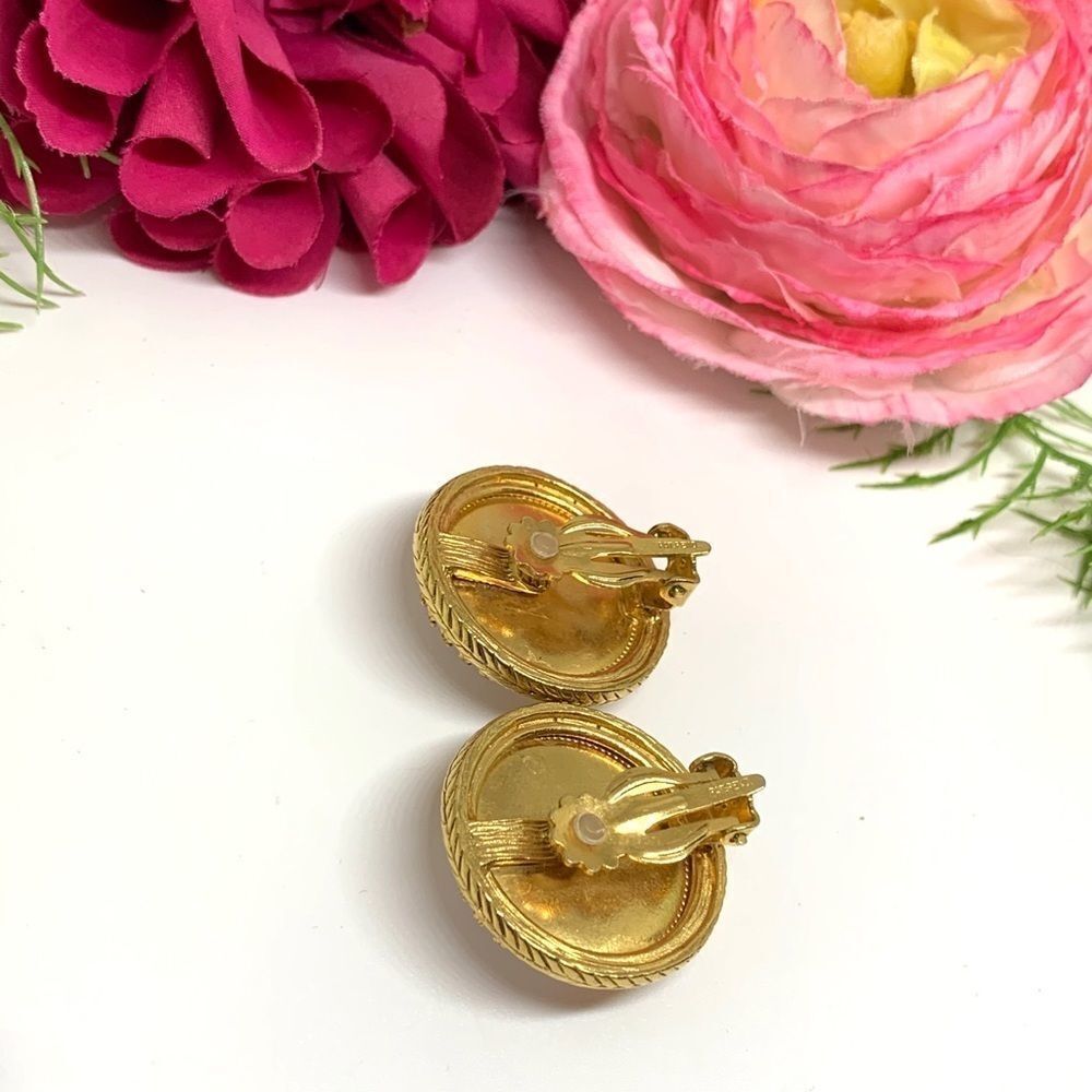VINTAGE⚜️ESTATE Milk Glass Faceted Crystal & Gold Filigree Clip Earrings - Picture 8 of 11